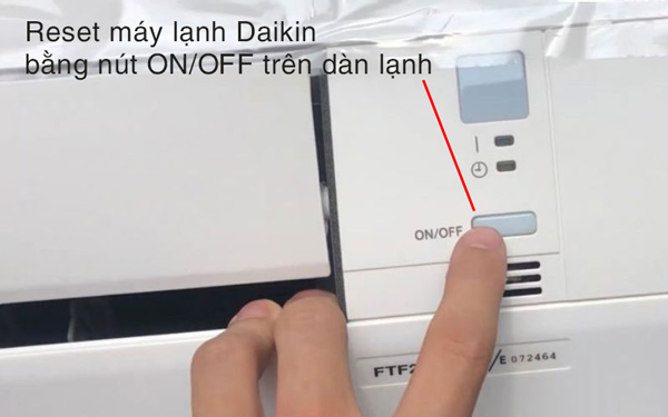 Reset máy lạnh Daikin bằng nút ON/OFF trên dàn lạnh